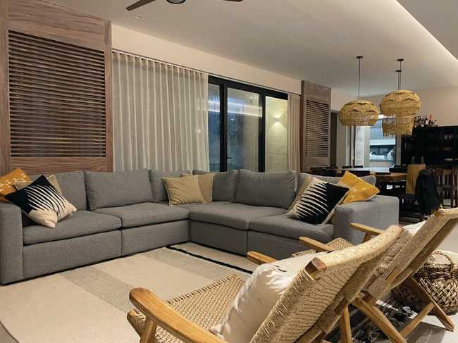 Ampi spazi e atmosfera ammorbidita dai materiali a Casa PC145 nei Caraibi