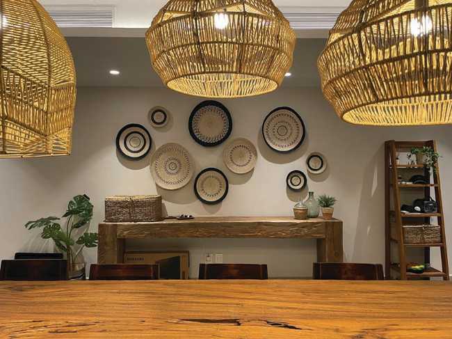 Ampi spazi e atmosfera ammorbidita dai materiali a Casa PC145 nei Caraibi