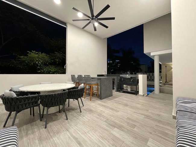 Ampi spazi e atmosfera ammorbidita dai materiali a Casa PC145 nei Caraibi