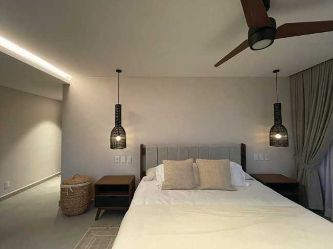 Ampi spazi e atmosfera ammorbidita dai materiali a Casa PC145 nei Caraibi