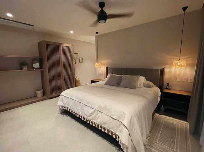 Ampi spazi e atmosfera ammorbidita dai materiali a Casa PC145 nei Caraibi