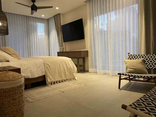 Ampi spazi e atmosfera ammorbidita dai materiali a Casa PC145 nei Caraibi