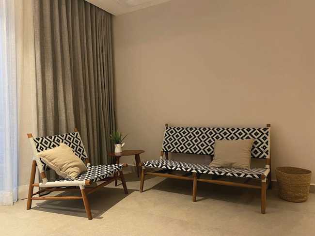 Ampi spazi e atmosfera ammorbidita dai materiali a Casa PC145 nei Caraibi