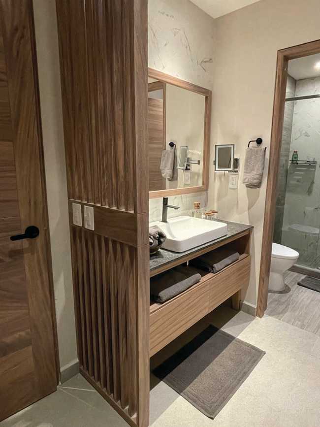 Ampi spazi e atmosfera ammorbidita dai materiali a Casa PC145 nei Caraibi