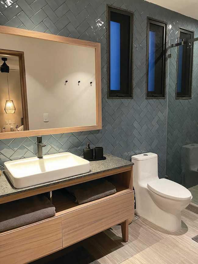 Ampi spazi e atmosfera ammorbidita dai materiali a Casa PC145 nei Caraibi