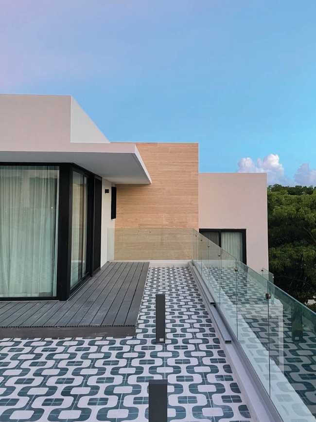 Ampi spazi e atmosfera ammorbidita dai materiali a Casa PC145 nei Caraibi