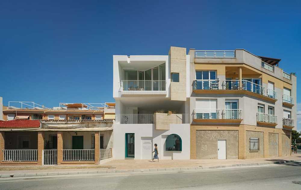 Casa-estudio en barrio de pescadores construida con piedra de proximidad. Contra la banalidad constructiva y la pérdida de tradiciones