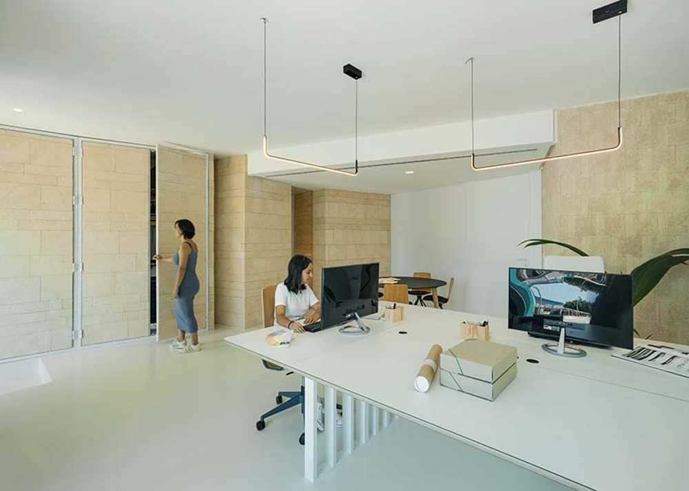 Home-studio in a fisherman's district built with locally-sourced stone. Against architectural banality and the loss of traditions