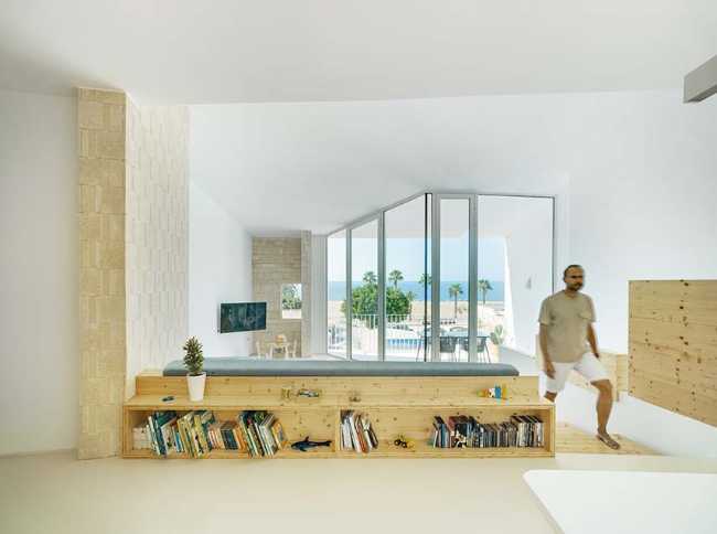 Home-studio in a fisherman's district built with locally-sourced stone. Against architectural banality and the loss of traditions