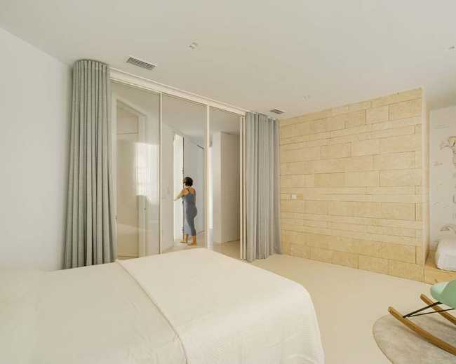 Home-studio in a fisherman's district built with locally-sourced stone. Against architectural banality and the loss of traditions