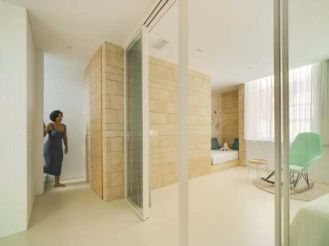 Home-studio in a fisherman's district built with locally-sourced stone. Against architectural banality and the loss of traditions