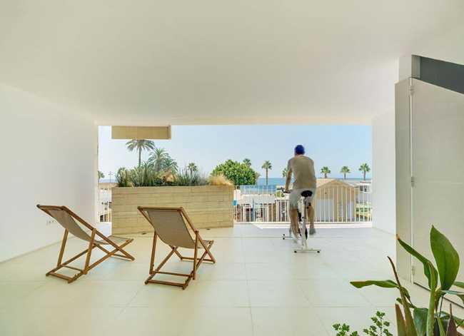 Home-studio in a fisherman's district built with locally-sourced stone. Against architectural banality and the loss of traditions