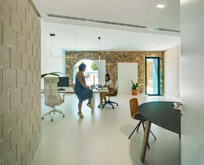 Home-studio in a fisherman's district built with locally-sourced stone. Against architectural banality and the loss of traditions