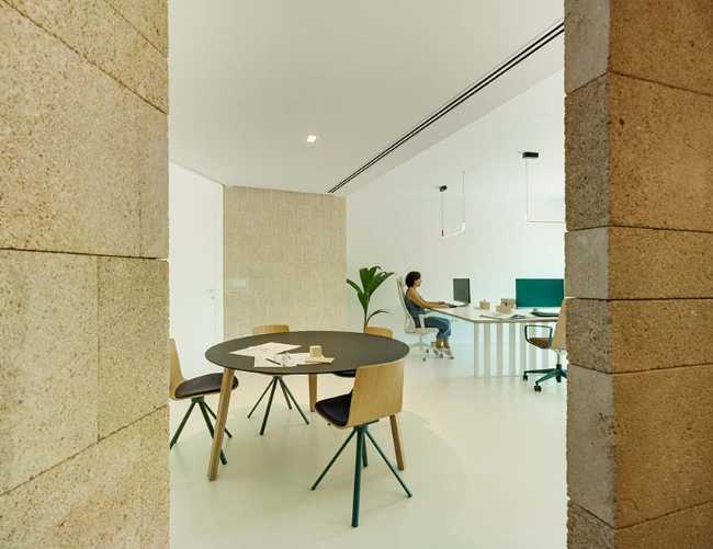 Home-studio in a fisherman's district built with locally-sourced stone. Against architectural banality and the loss of traditions