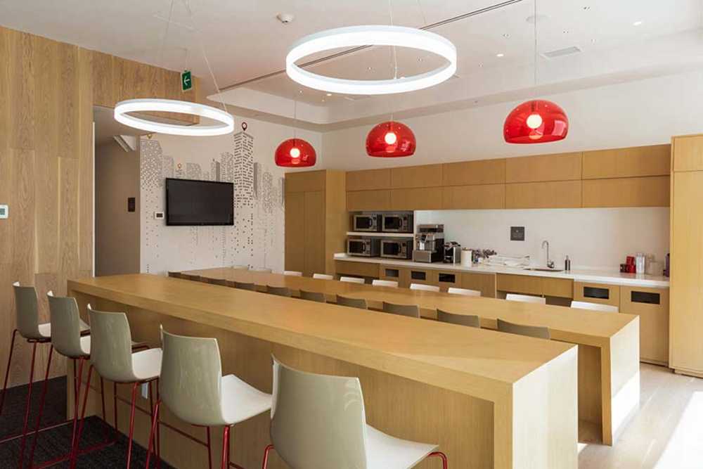 Oficinas de Cushman & Wakefield en Ciudad de México. Un mar de diseño en un interior fluido y dinámico