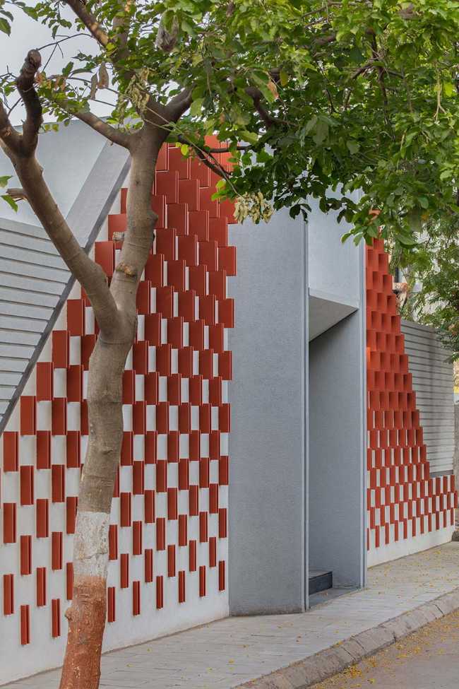 The temporary Business Centrum Sales Pavilion draws inspiration from the natural features of its surroundings