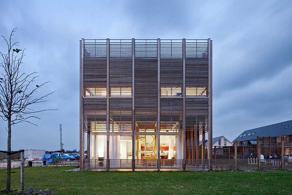 Daylighthouse 2. A wooden and glass cube bathed in light