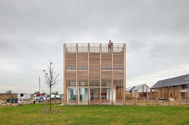 Daylighthouse 2. A wooden and glass cube bathed in light