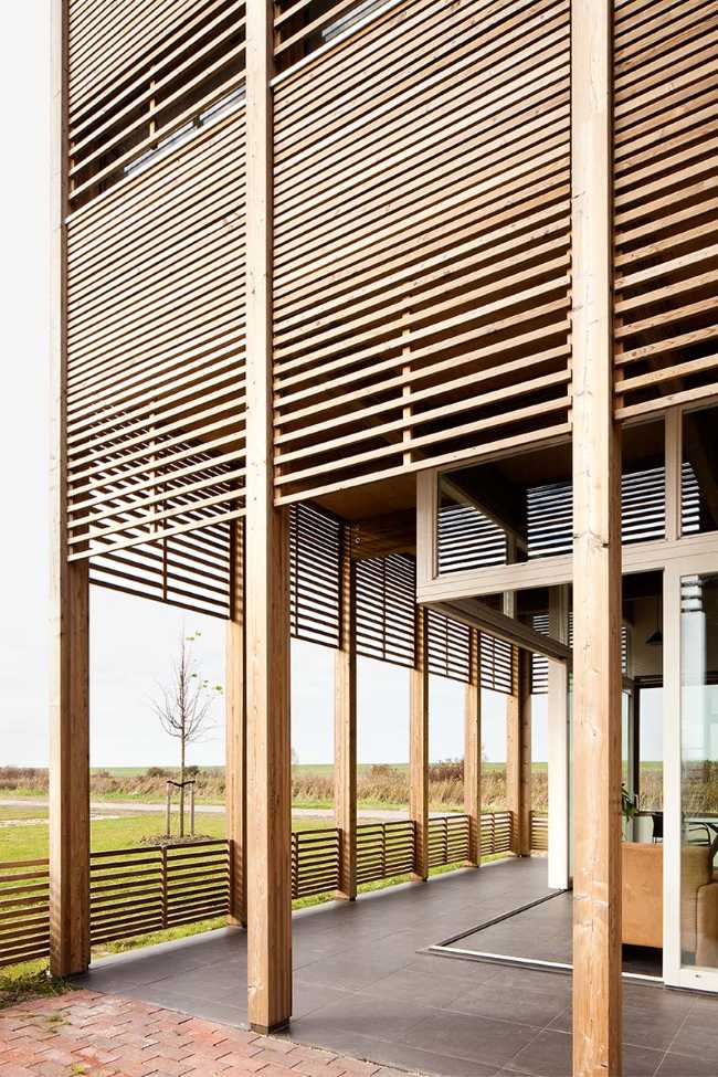 Daylighthouse 2. A wooden and glass cube bathed in light