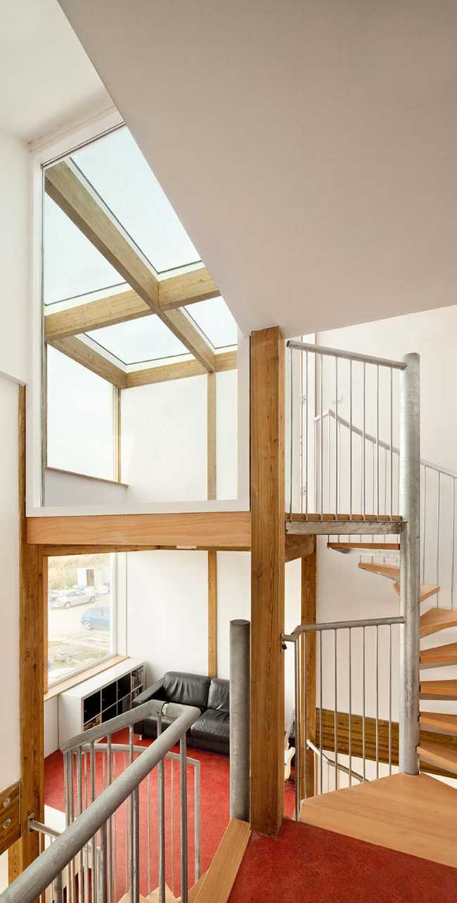 Daylighthouse 2. A wooden and glass cube bathed in light