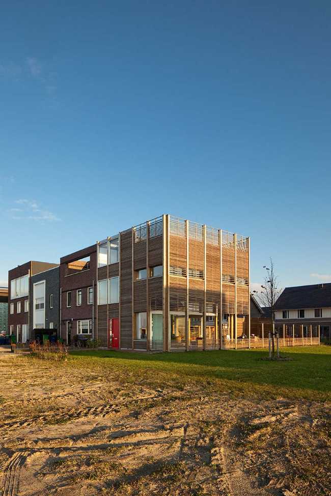 Daylighthouse 2. A wooden and glass cube bathed in light