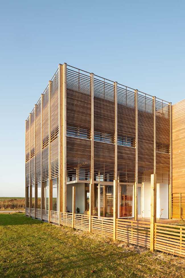 Daylighthouse 2. A wooden and glass cube bathed in light