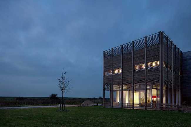 Daylighthouse 2. A wooden and glass cube bathed in light