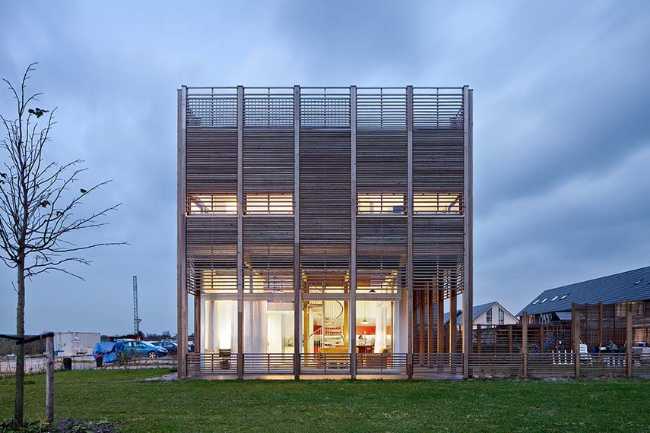 Daylighthouse 2. A wooden and glass cube bathed in light
