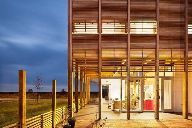 Daylighthouse 2. A wooden and glass cube bathed in light