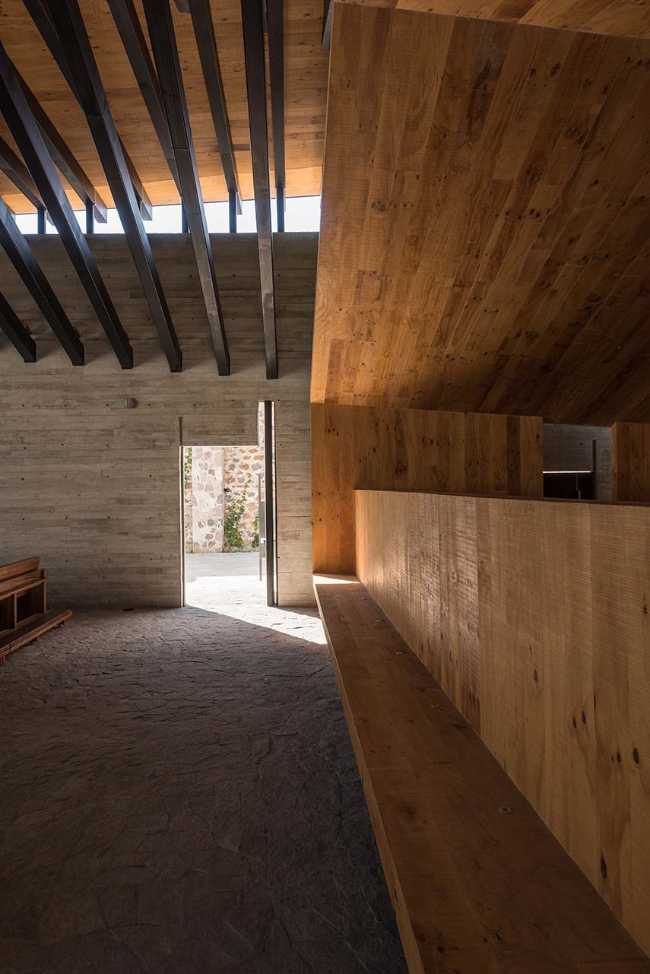 Cappella RLJ. Calcestruzzo e acciaio a vista a contrasto con i materiali naturali