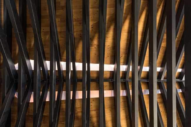 Cappella RLJ. Calcestruzzo e acciaio a vista a contrasto con i materiali naturali