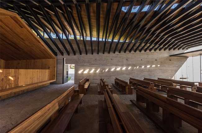 Cappella RLJ. Calcestruzzo e acciaio a vista a contrasto con i materiali naturali