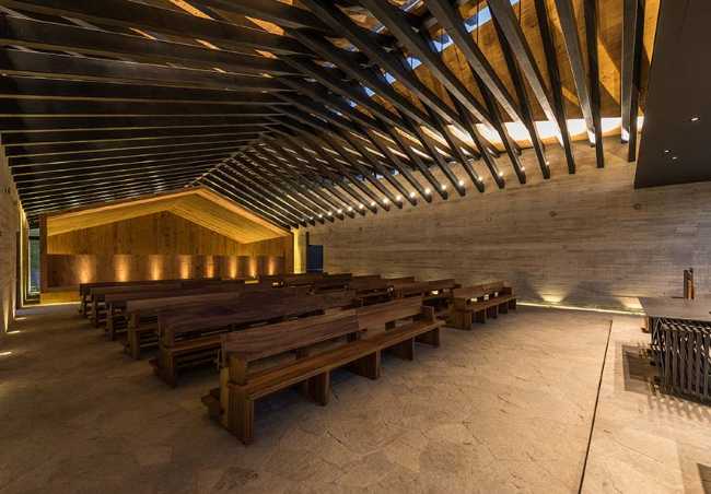 Cappella RLJ. Calcestruzzo e acciaio a vista a contrasto con i materiali naturali