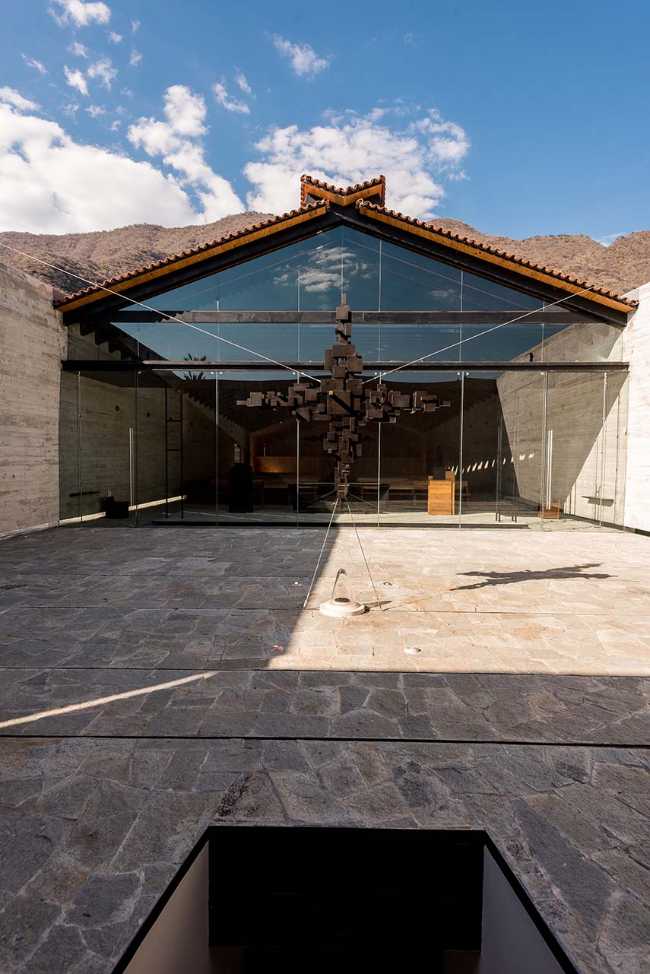 Cappella RLJ. Calcestruzzo e acciaio a vista a contrasto con i materiali naturali