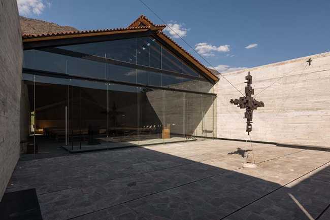 Cappella RLJ. Calcestruzzo e acciaio a vista a contrasto con i materiali naturali