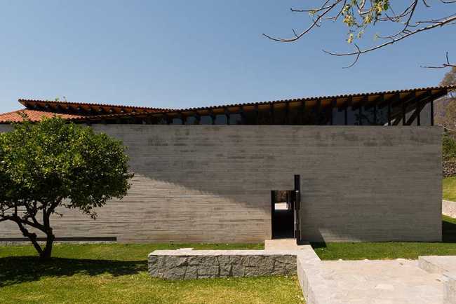 Cappella RLJ. Calcestruzzo e acciaio a vista a contrasto con i materiali naturali