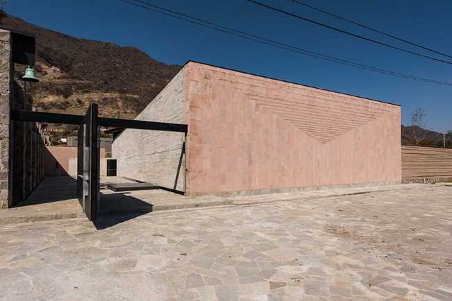 Cappella RLJ. Calcestruzzo e acciaio a vista a contrasto con i materiali naturali