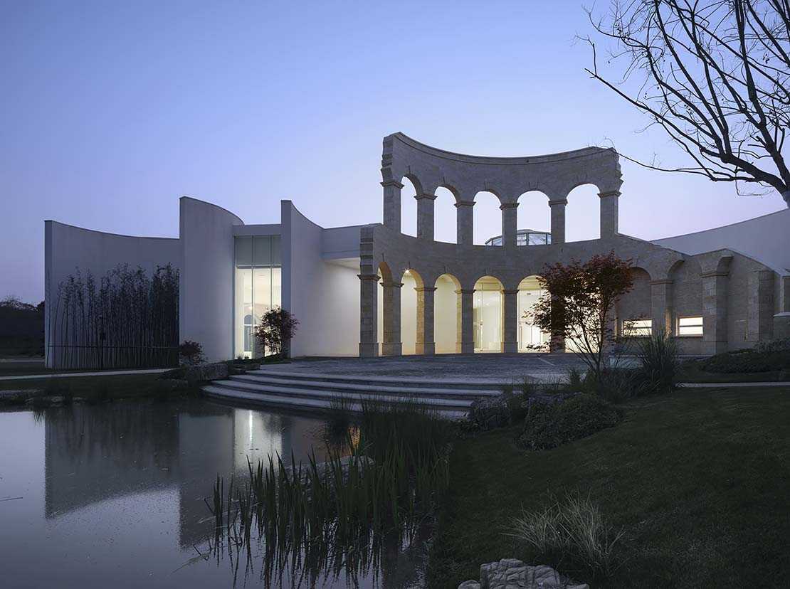 Sino-Italian Cultural Exchange City Reception Center: A town hall hidden in the forest
