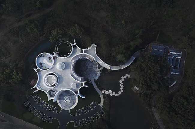 Sino-Italian Cultural Exchange City Reception Center: A town hall hidden in the forest