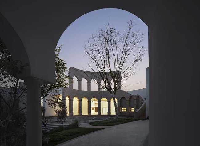 Sino-Italian Cultural Exchange City Reception Center: A town hall hidden in the forest