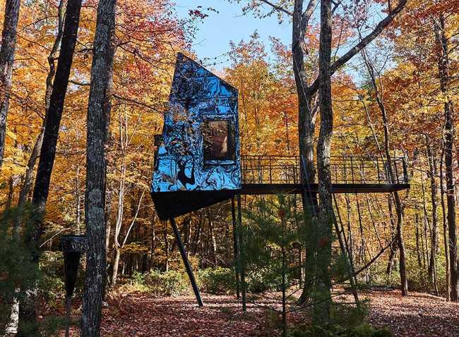 Black Cristal. Una casa sull’albero in legno e metallo negli USA