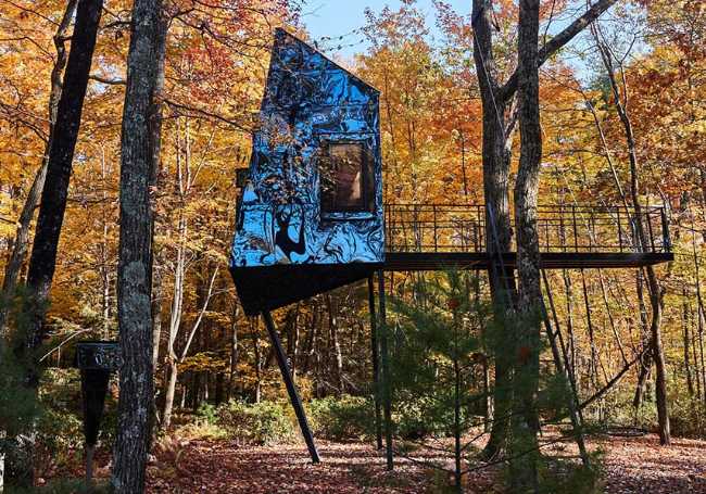 Black Cristal. Una casa sull’albero in legno e metallo negli USA