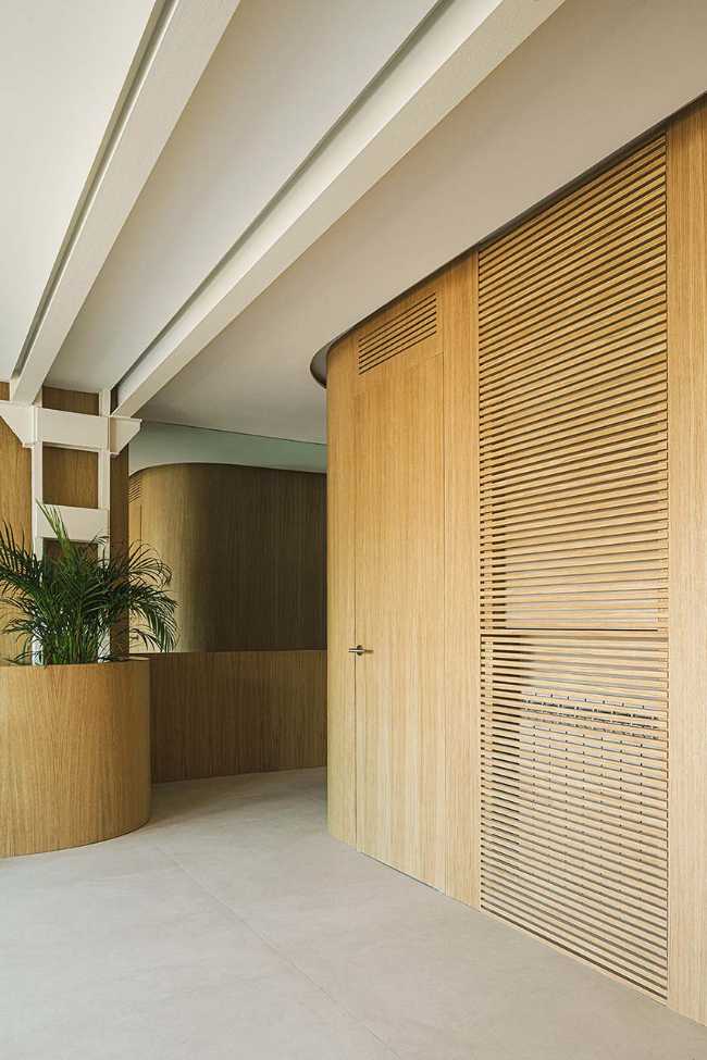 Duplex en las Salesas. La curva y el borde para transformar antiguas oficinas en vivienda.