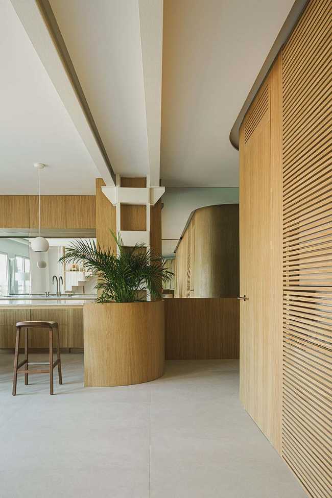 Duplex en las Salesas. La curva y el borde para transformar antiguas oficinas en vivienda.