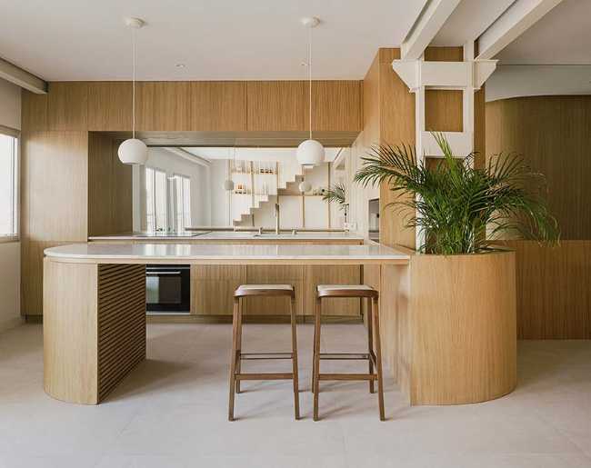 Duplex en las Salesas. La curva y el borde para transformar antiguas oficinas en vivienda