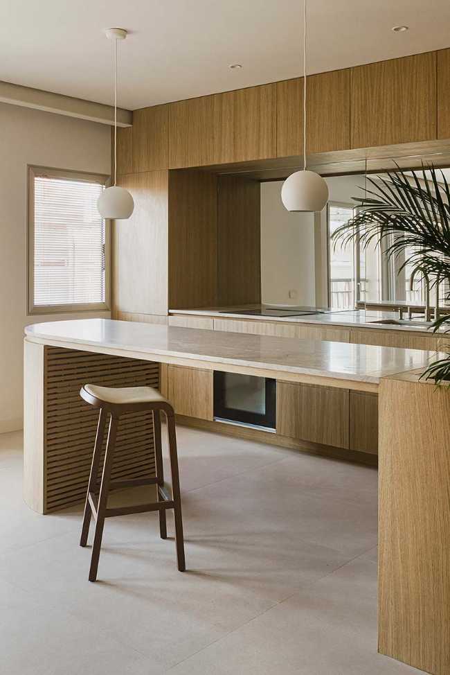 Duplex en las Salesas. La curva y el borde para transformar antiguas oficinas en vivienda