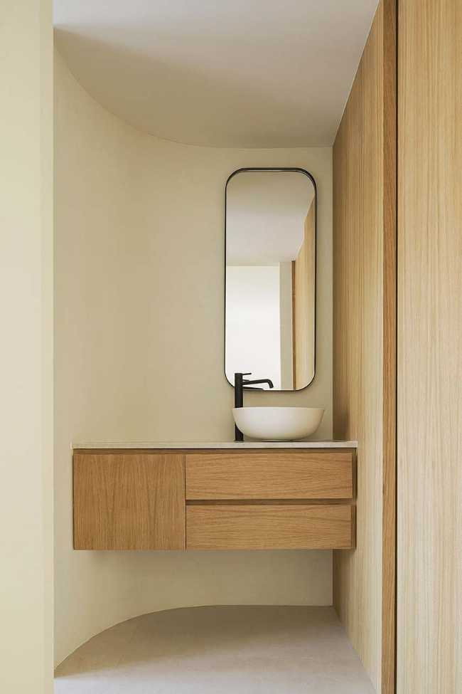 Duplex en las Salesas. La curva y el borde para transformar antiguas oficinas en vivienda