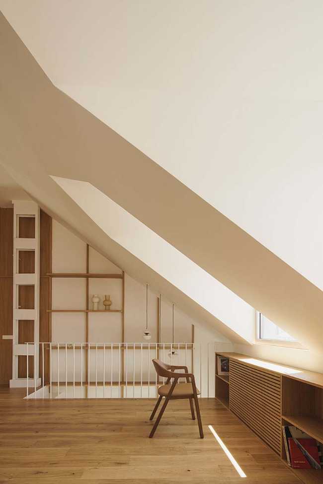 Duplex en las Salesas. La curva y el borde para transformar antiguas oficinas en vivienda