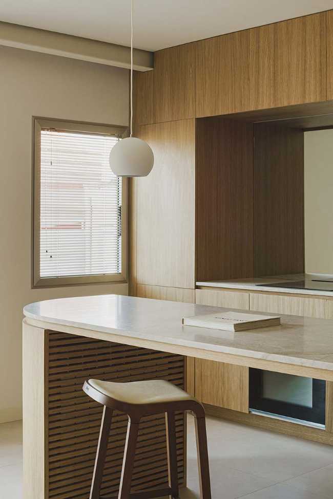 Duplex en las Salesas. La curva y el borde para transformar antiguas oficinas en vivienda