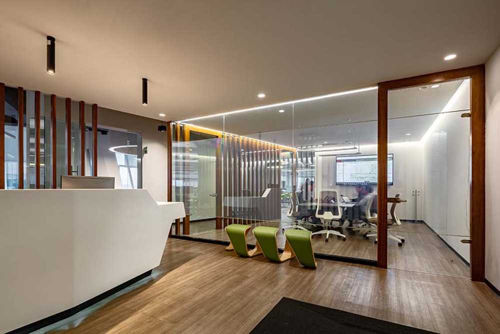 Corporate interior design for the right balance between transparency and privacy in the new Charles Taylor offices